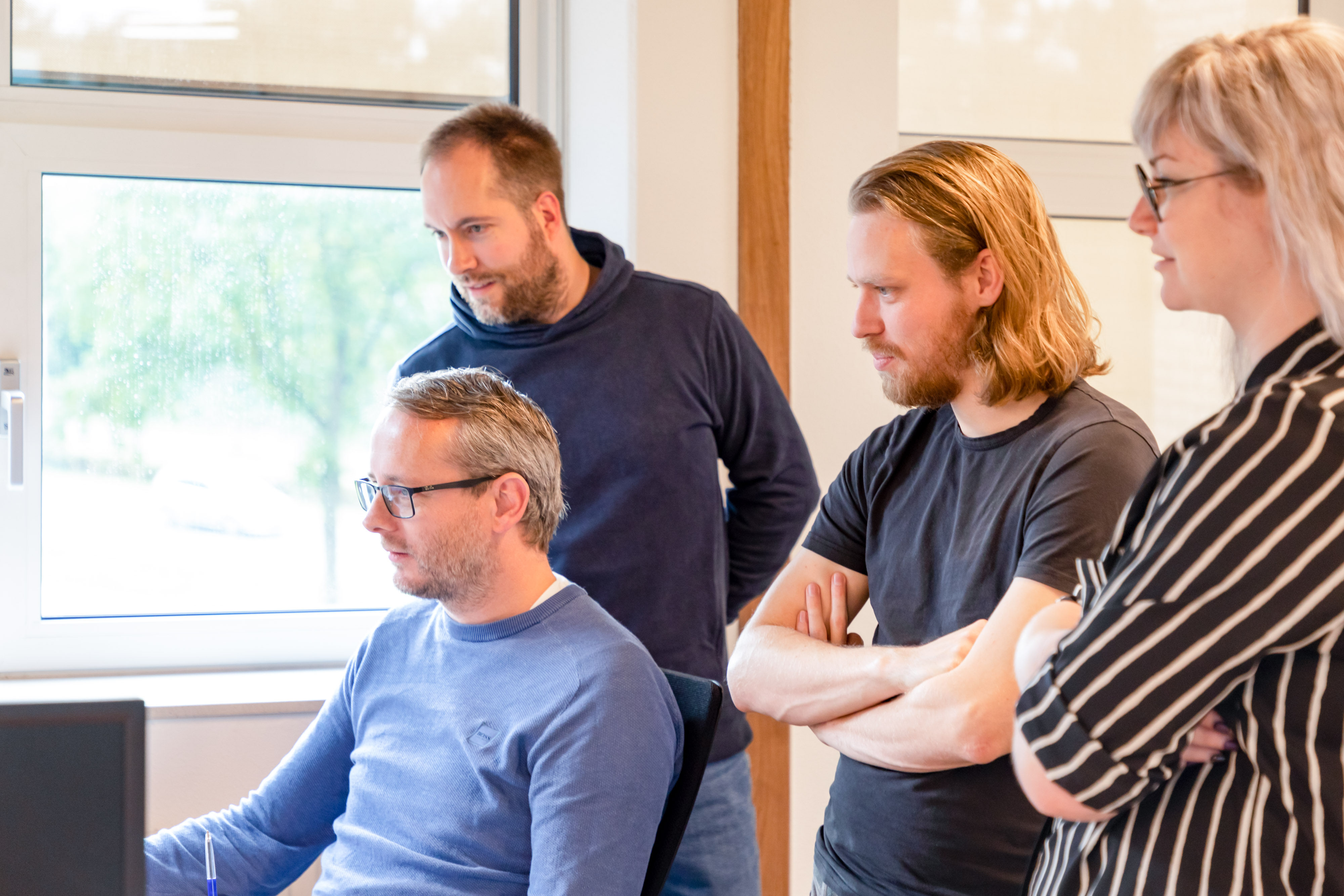 Collega's die met Martijn meekijken op zijn scherm