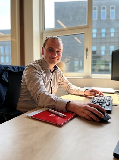 Marijn achter zijn bureau